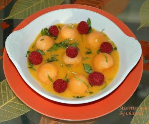 Soupe de melon et framboises au citron vert et basilic