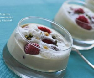 Fraises, crème pistache et lait mousseux au nougat