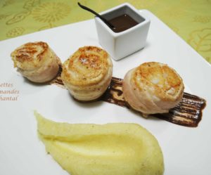 Filets de sole aux Saint-Jacques, purée de panais à la vanille et coulis de chocolat épicé