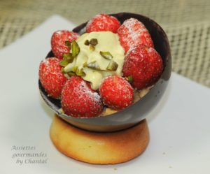 Demi-sphère en chocolat garnie de fraises et espuma pistache