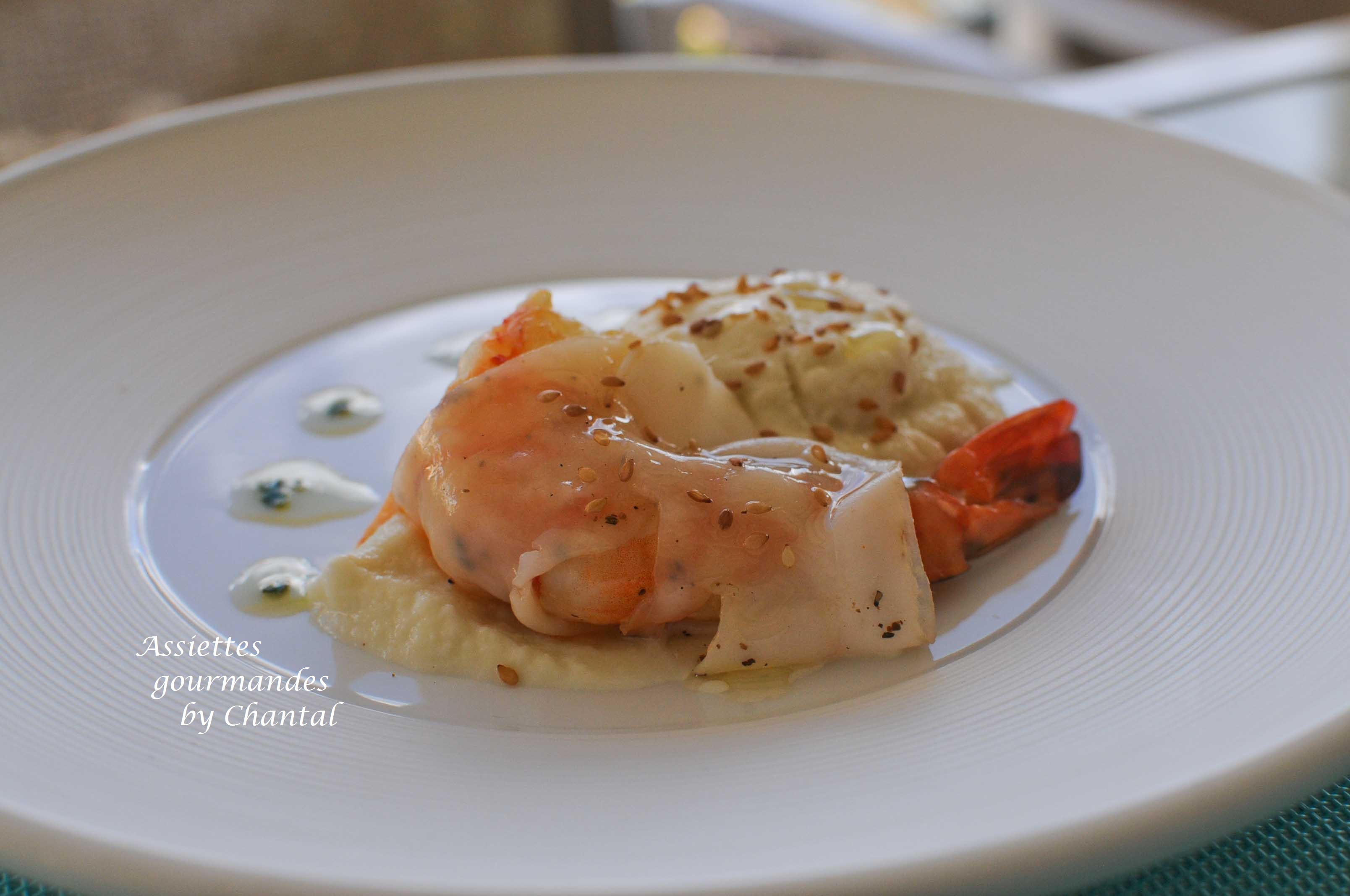 Gambas au lard de Colonnata, purée de chou-fleur, condiment citron confit