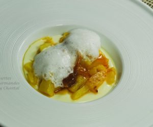 Panna cotta vanille, ananas caramélisé au caramel d'agrumes et émulsion vanille