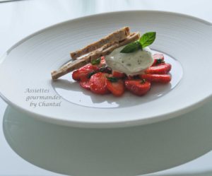 Tartare de fraises, sorbet citron basilic et croustillants aux spéculoos