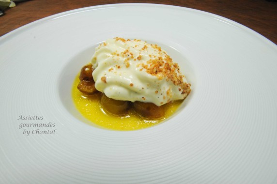 Crème au chocolat blanc, mirabelles poêlées et espuma mascarpone Amaretto