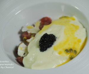 Tartare de thon, espuma de chou-fleur et caviar