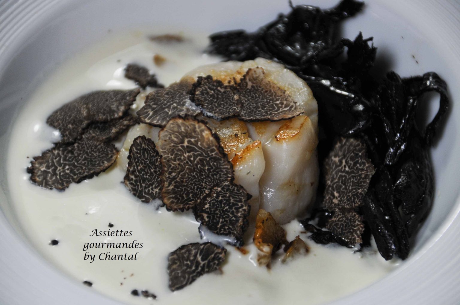 Saint-Jacques, crème de topinambour, trompettes de la mort et truffe