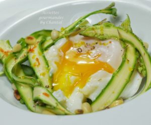 Oeuf poché et asperges vertes crues en salade