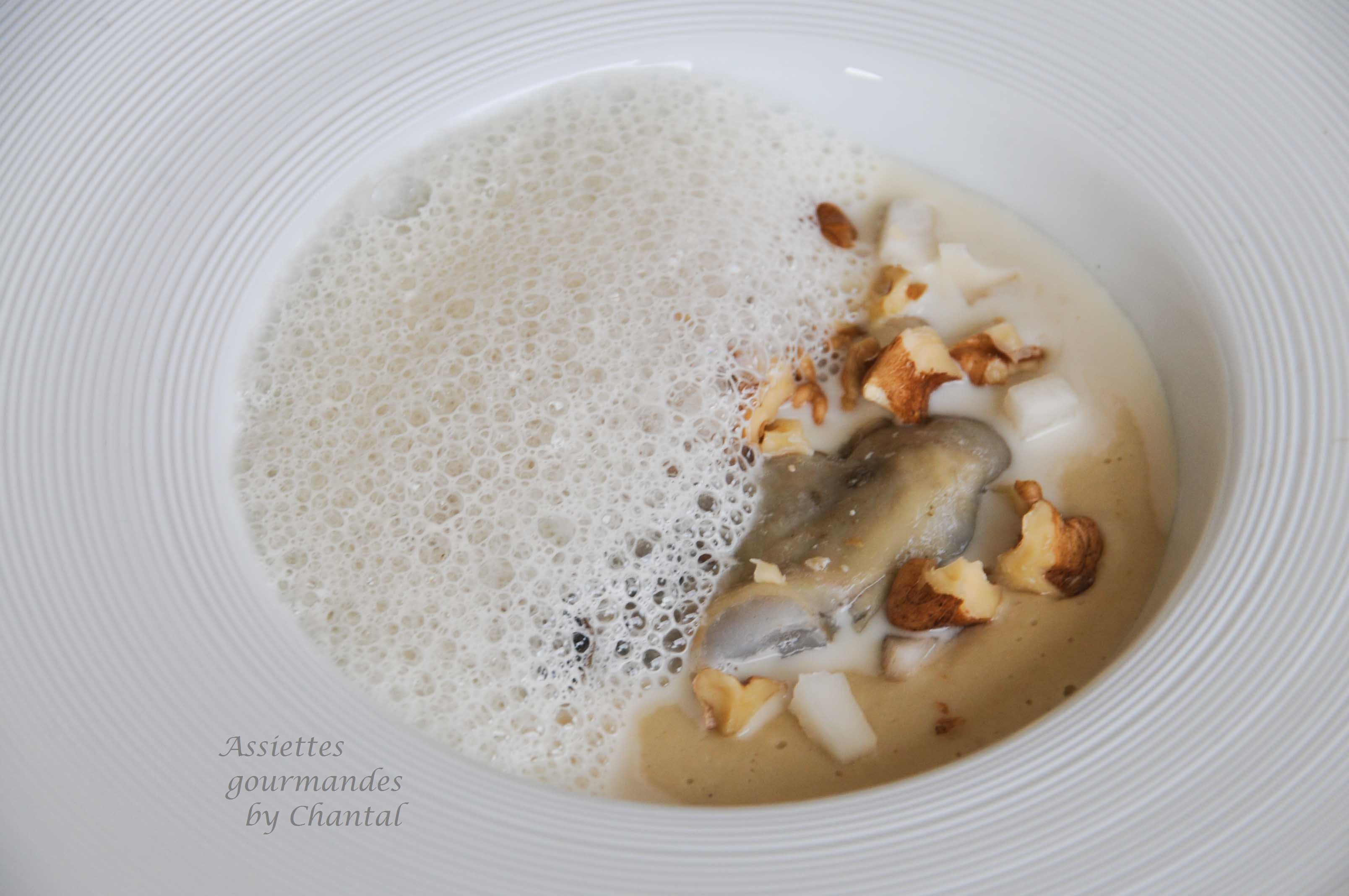 Huître pochée, topinambour et foie gras, émulsion au vin jaune
