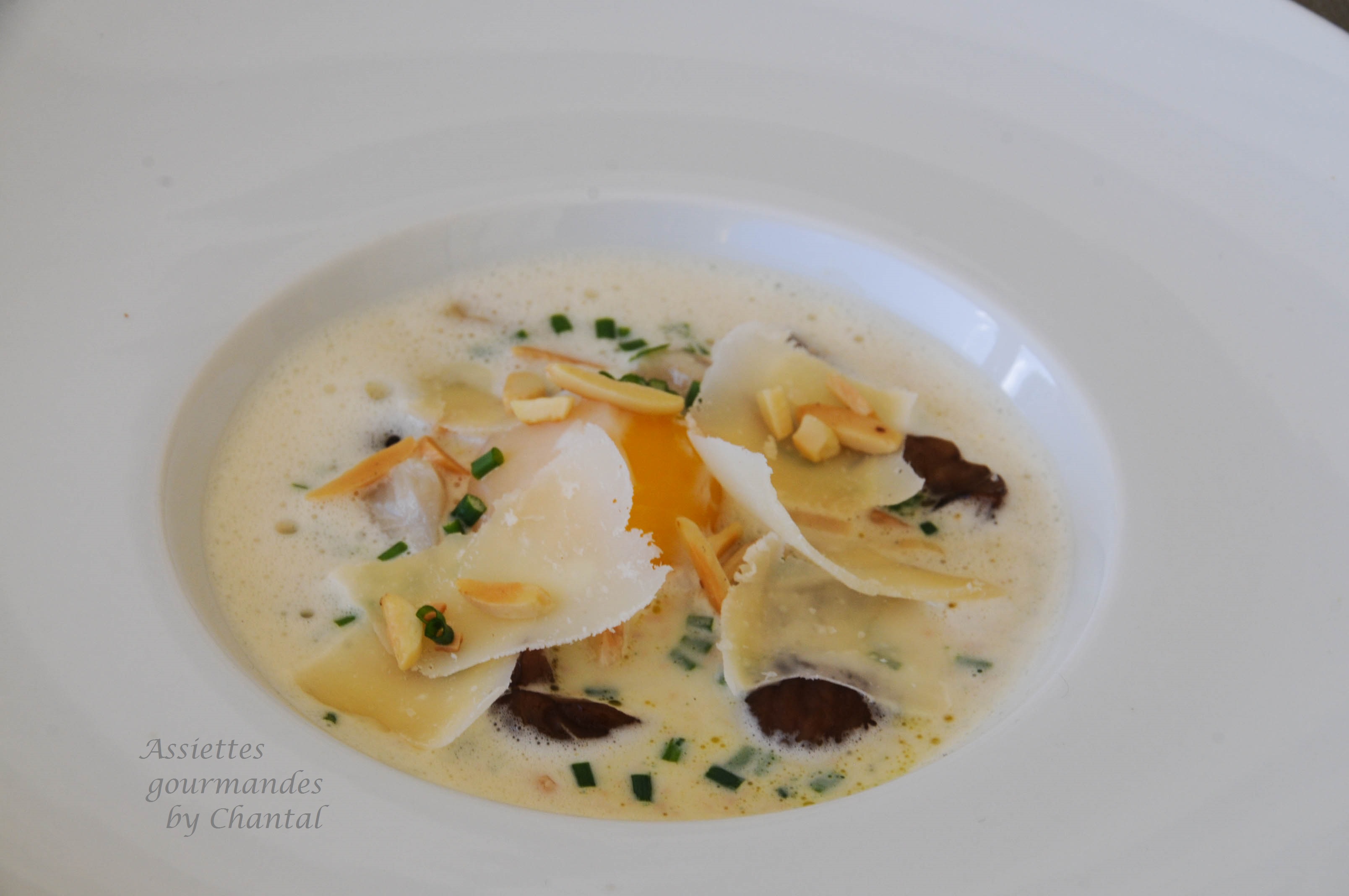 Oeuf basse température, lait de foie gras, céleri fumé