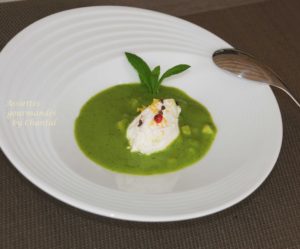 Gaspacho de petits pois, pomme verte et ricotta