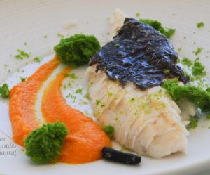 Turbot, purée de carotte et lait de coco, sponge cake à l'ail des ours et ail noir