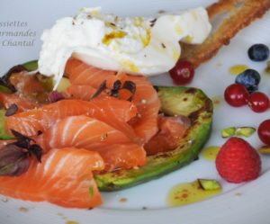 Saumon gravlax, avocat grillé, fruits rouges