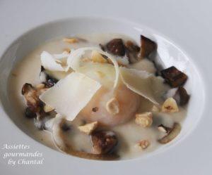 Oeuf parfait, châtaigne fumée, cèpes et velouté d'oignons