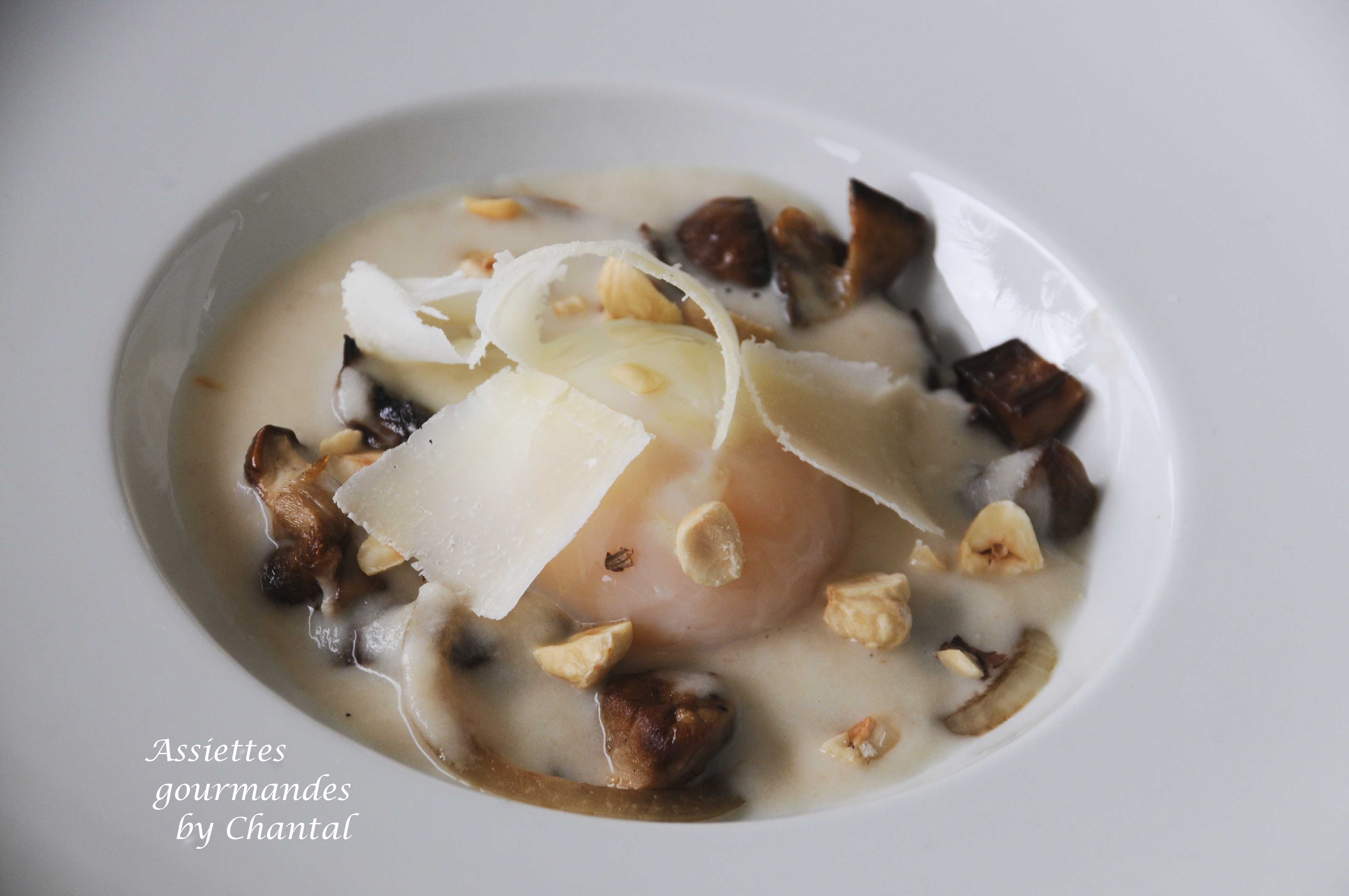 Oeuf parfait, châtaigne fumée, cèpes et velouté d'oignons