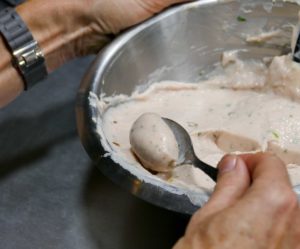 Comment faire une belle quenelle de mousse, de glace...?