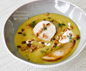 Crème de poireaux, poire grillée, fromage de chèvre et pignons