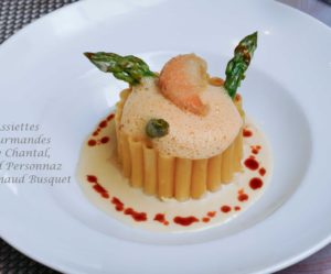 Timbale de macaroni, coquillages et Saint-Jacques, bisque de langoustine