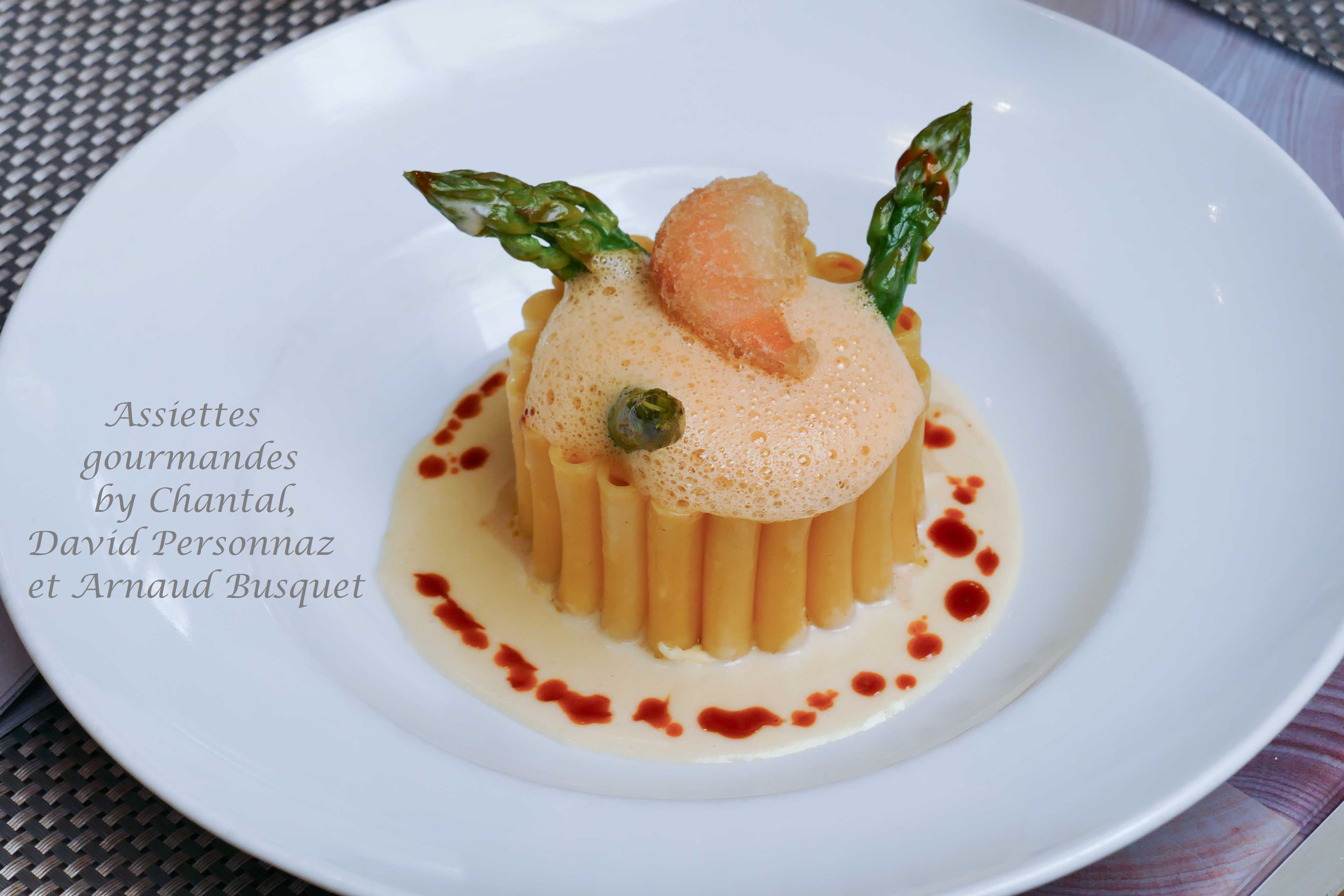 Timbale de macaroni, coquillages et Saint-Jacques, bisque de langoustine