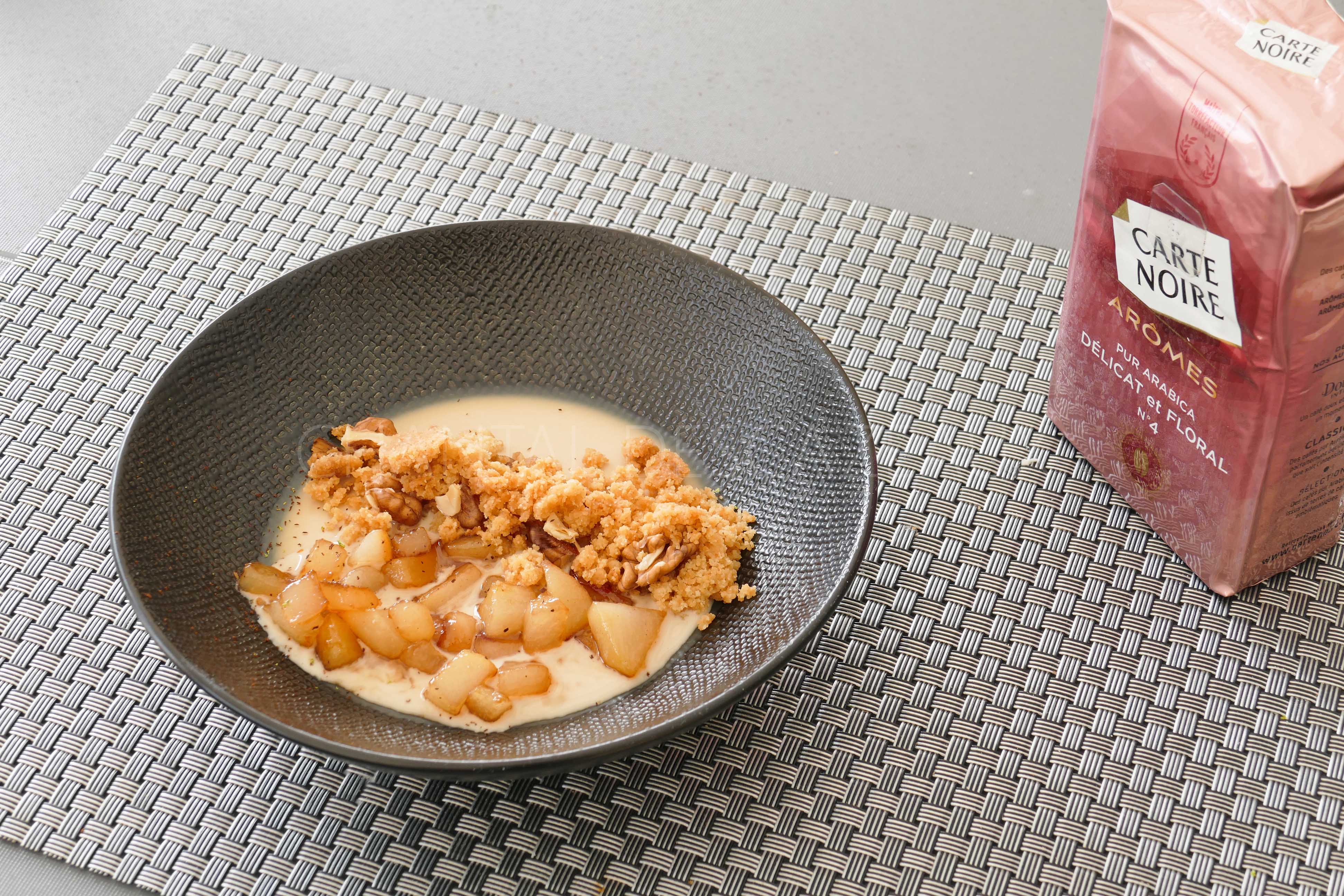 Pannacotta café, poires caramélisées et crumble noix