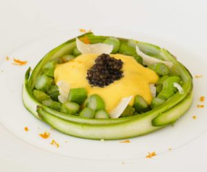 Asperges en chaud froid, sabayon à l'orange, Parmesan et caviar