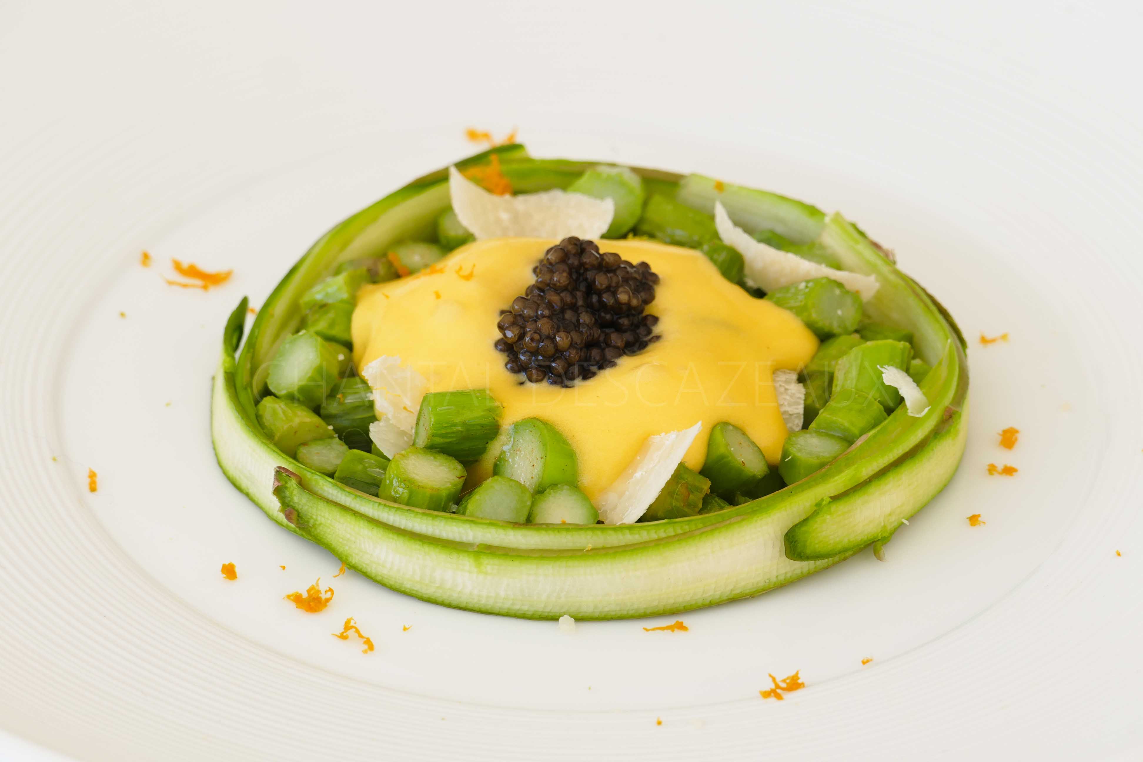 Asperges en chaud froid, sabayon à l'orange, Parmesan et caviar
