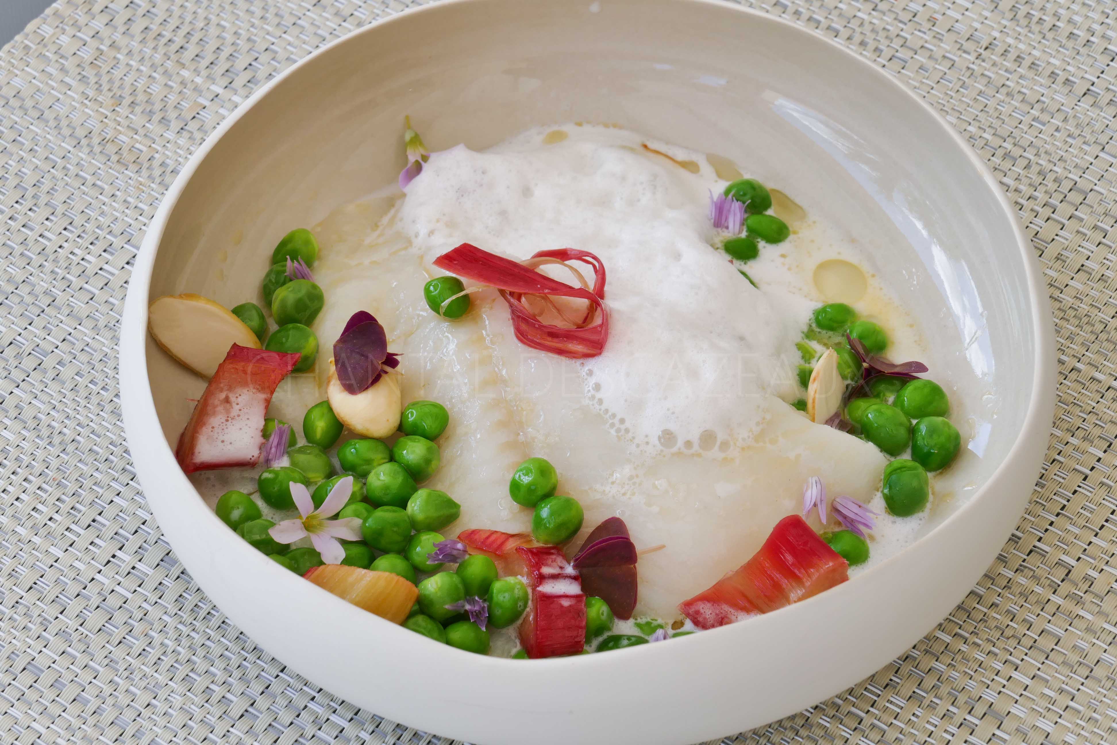 Flétan, petits pois frais, rhubarbe et lait d’amande