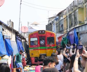 Mae Klong Railway Market, l'incroyable marché posé sur les rails