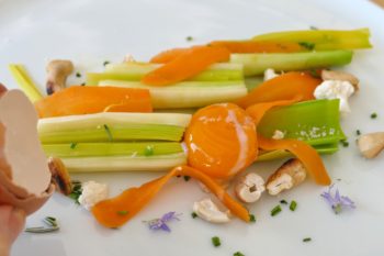 Légumes et jaune d'oeuf coulant