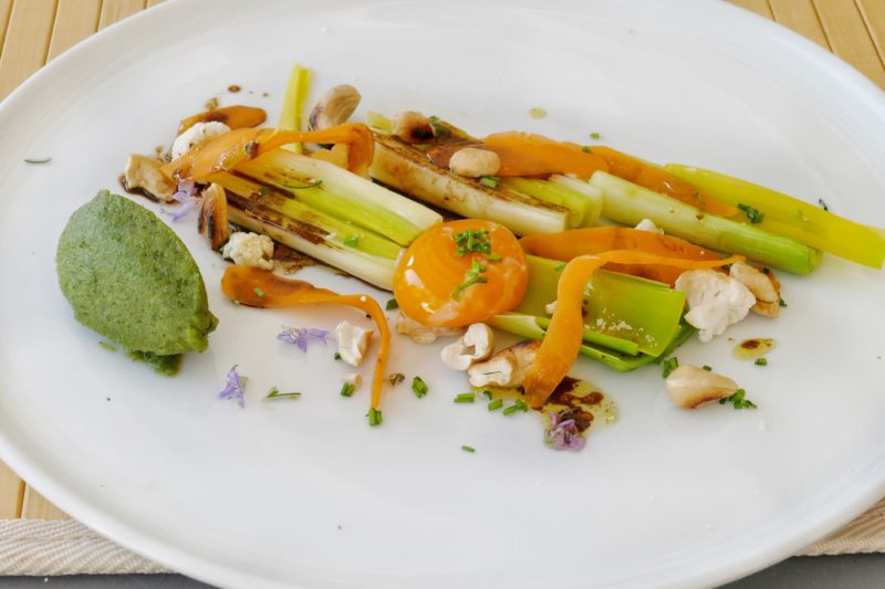 Poireaux en salade, jaune d'œuf coulant et sorbet aux herbes