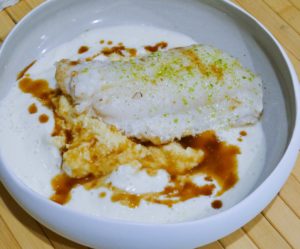 Filet de poisson, polenta moelleuse, crème de chou-fleur et jus de veau