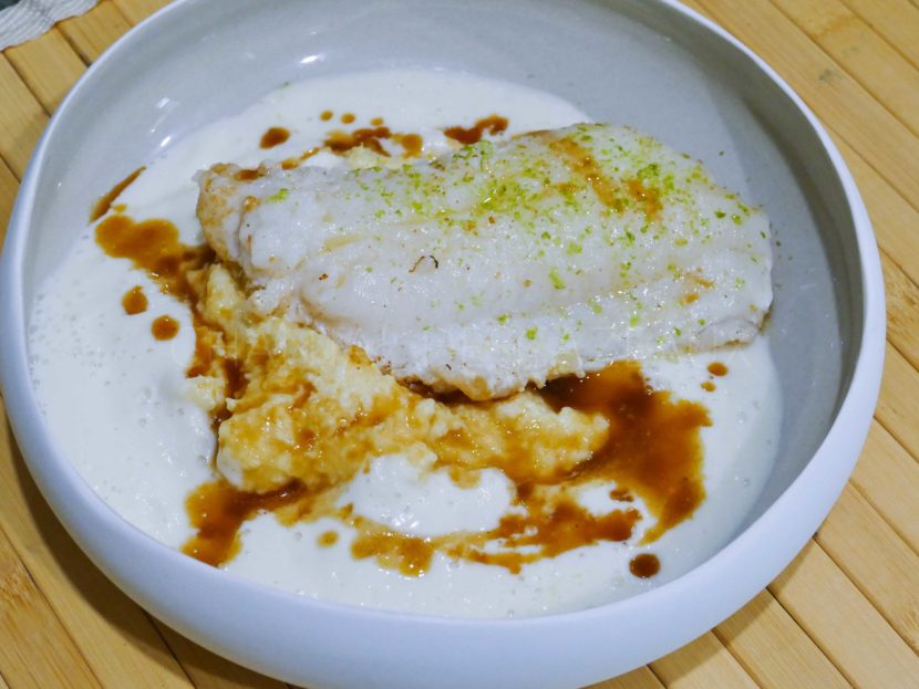 Filet de poisson, polenta moelleuse, crème de chou-fleur et jus de veau