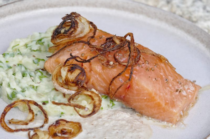 Saumon, écrasée de pommes de terre aux herbes, oignons crispy