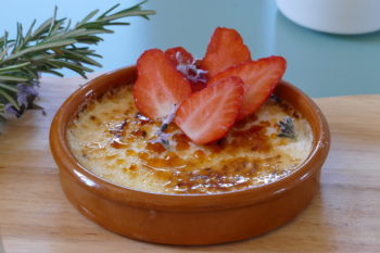 Crème brûlée romarin fraises