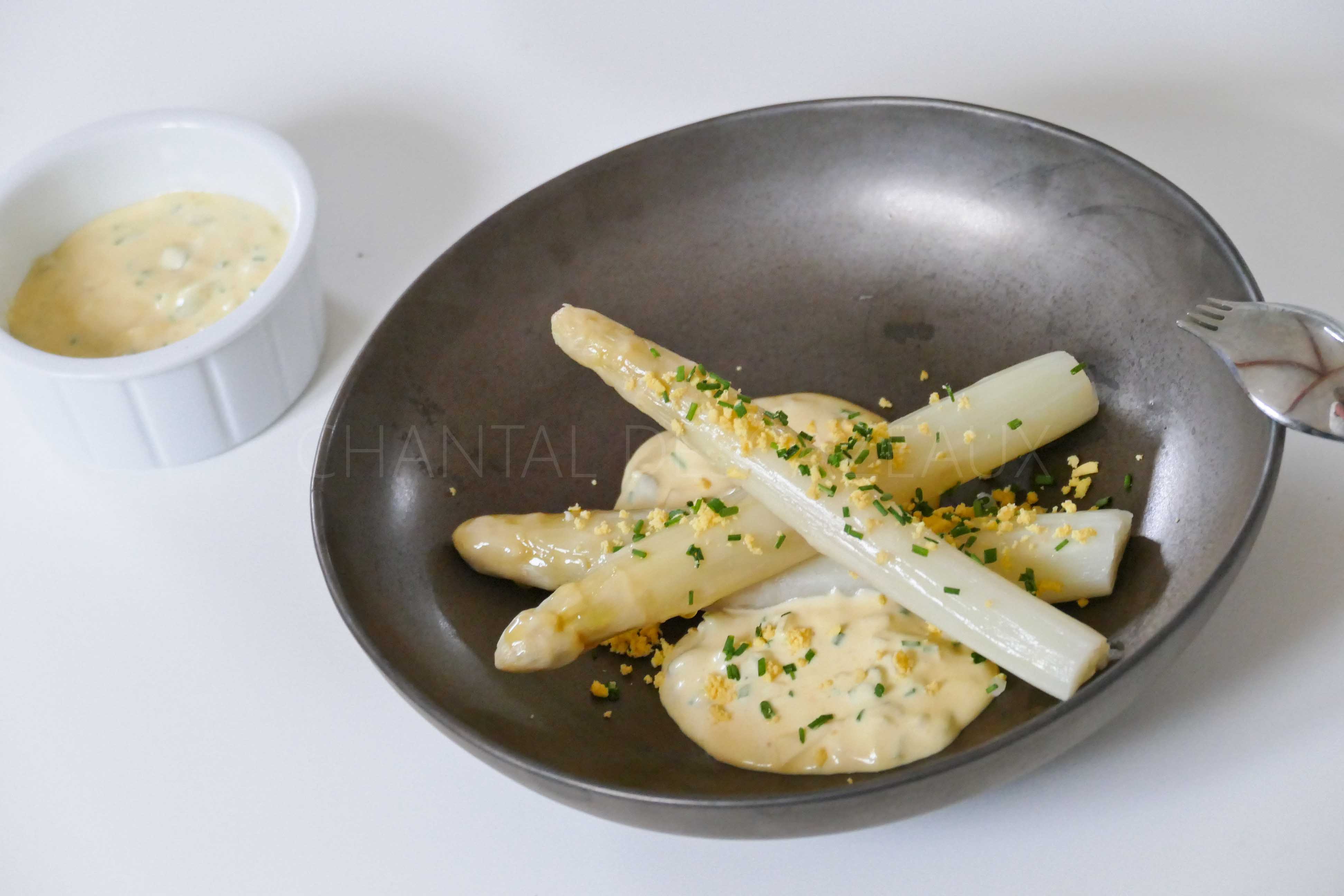 Asperges blanches, sauce gribiche Recette Hélène Darroze Assiettes