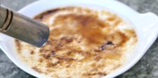 Caraméliser une crème brûlée