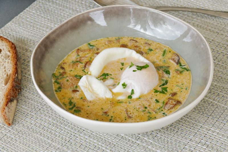 Oeuf poché et soupe aux champignons