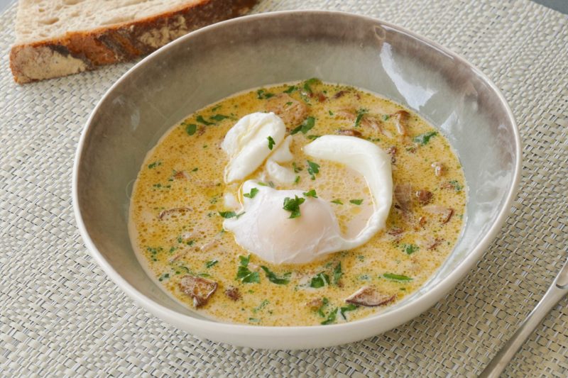 Oeuf poché et soupe aux champignons