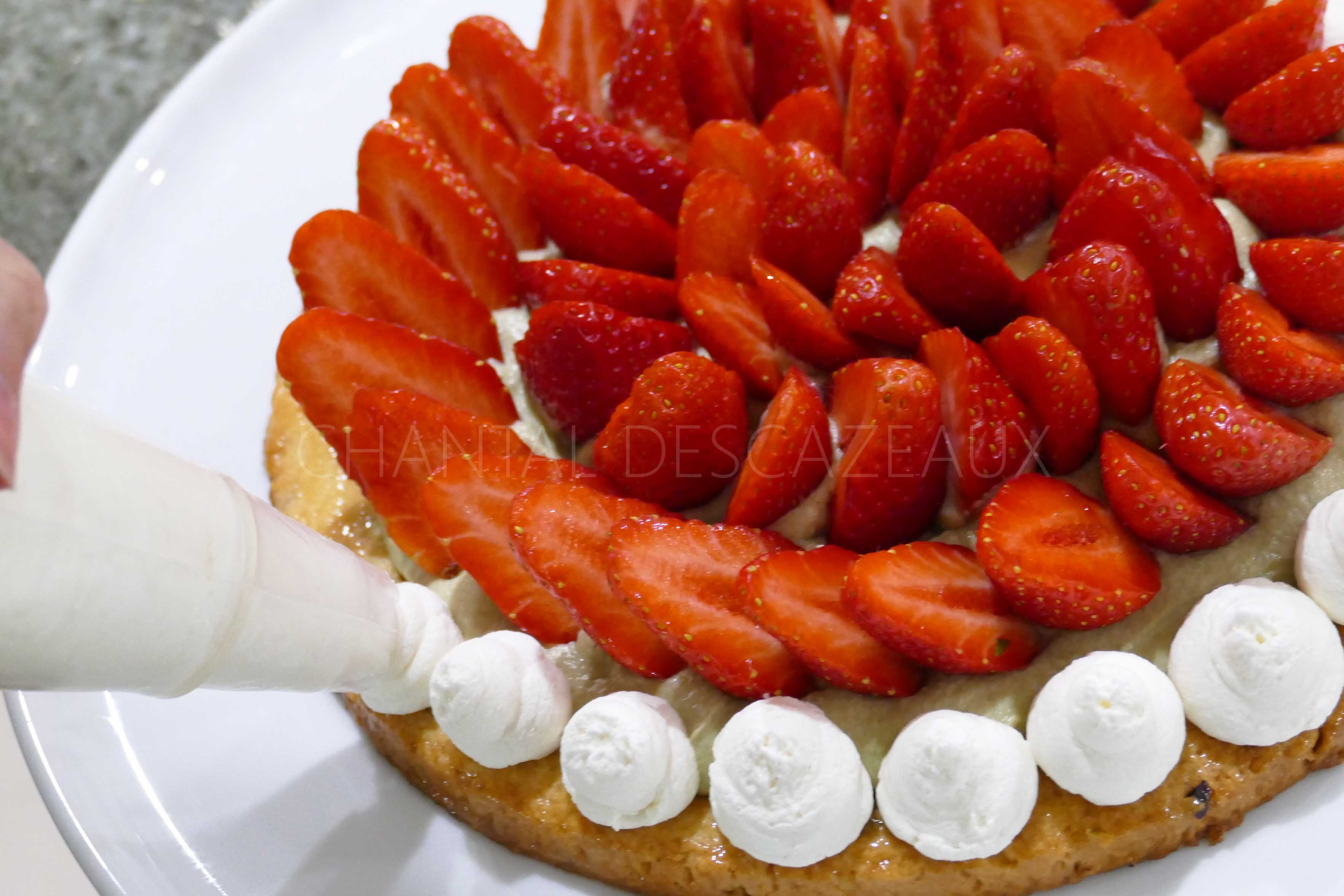 GATEAU ANNIVERSAIRE CREME PISTACHE DECOR PATE A SUCRE - Sylgote aux fraises