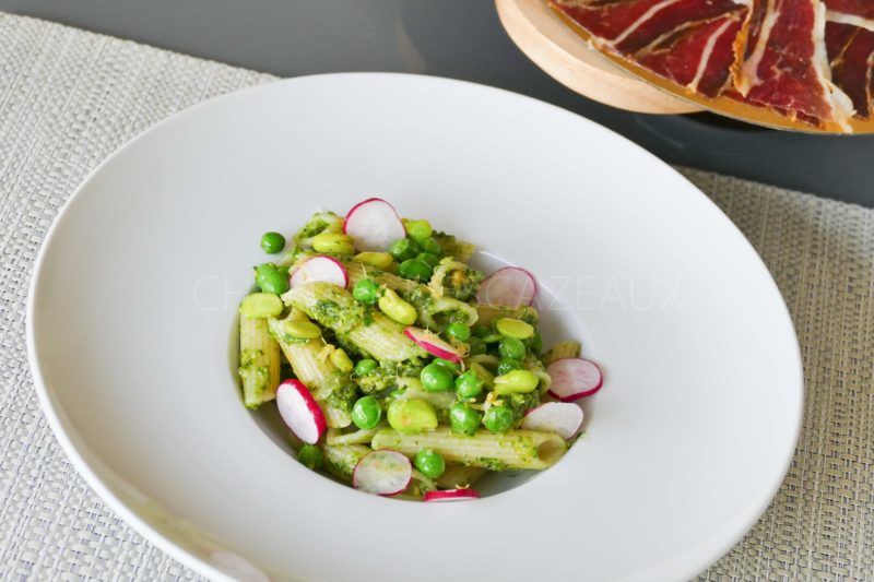 Pâtes au pesto fanes de radis et petits pois