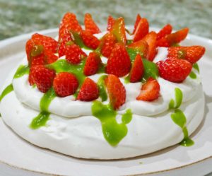 Pavlova fraises, chantilly orgeat et sirop de petits pois