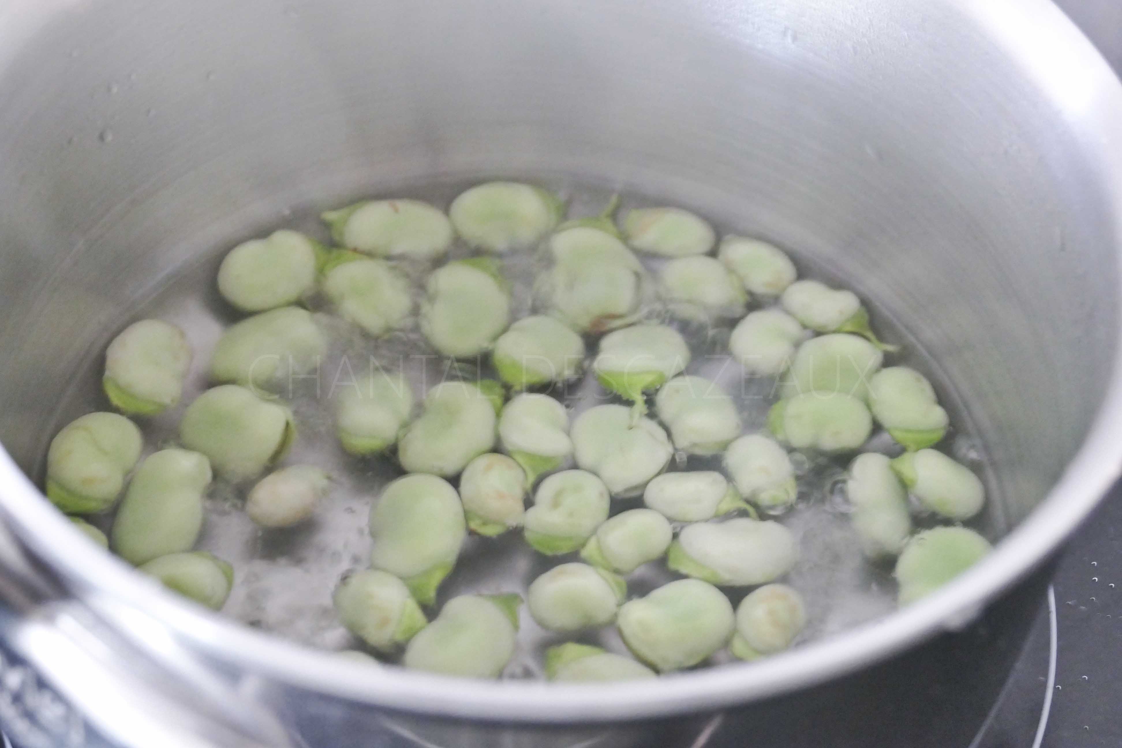 Oeuf mollet confit au soja, petits pois et légumes de saison