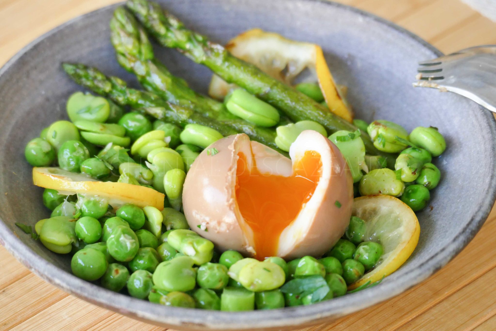 Oeuf mollet confit au soja, petits pois et légumes de saison