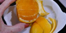 Peler une orange à vif
