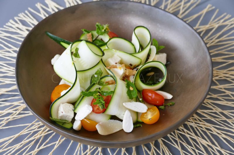 Salade de courgettes crues, Féta, menthe et amandes fraîches