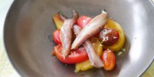 Salade tomates, sardines marinées, capres frits, sauce burrata - recette Nicolas Thomas