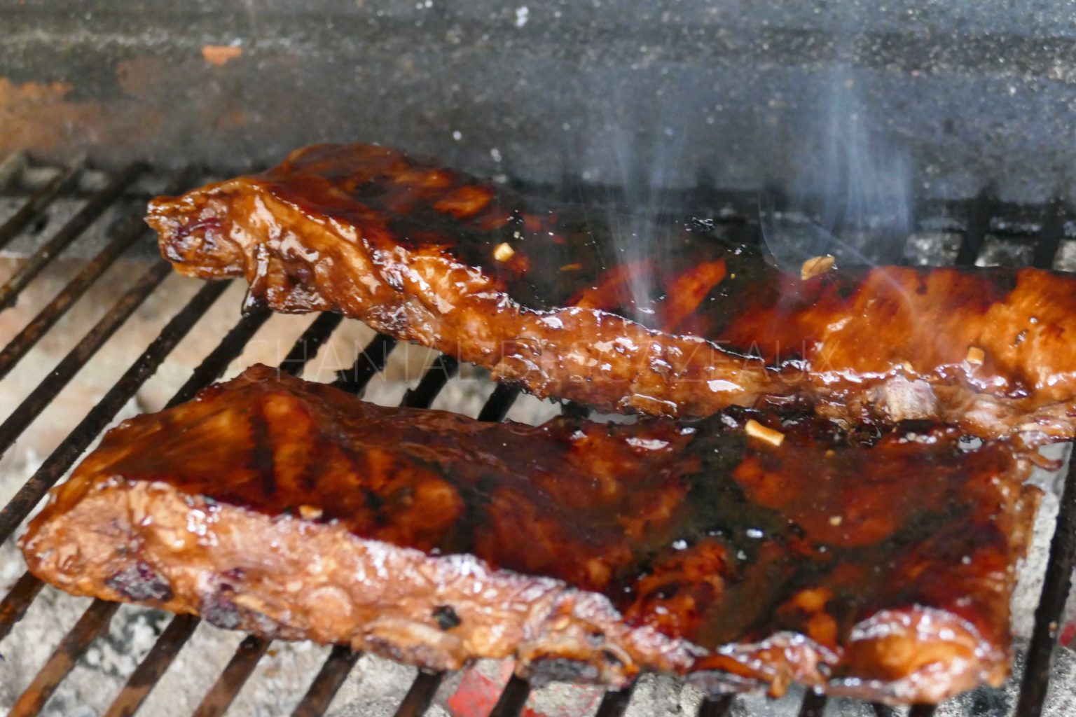Travers de porc [ Ribs ] marinés et caramélisés au Barbecue