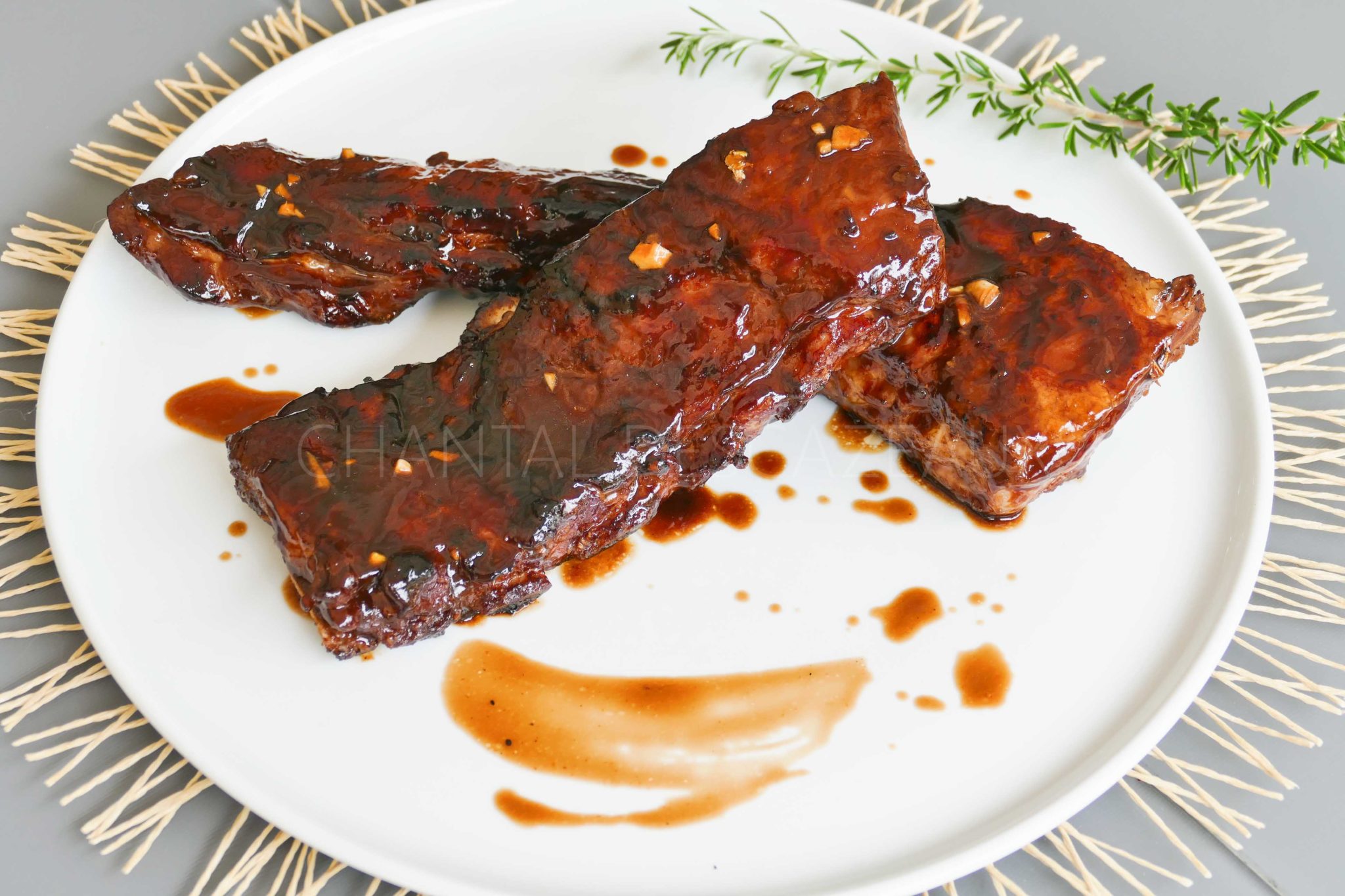 Travers de porc [ Ribs ] marinés et caramélisés au Barbecue