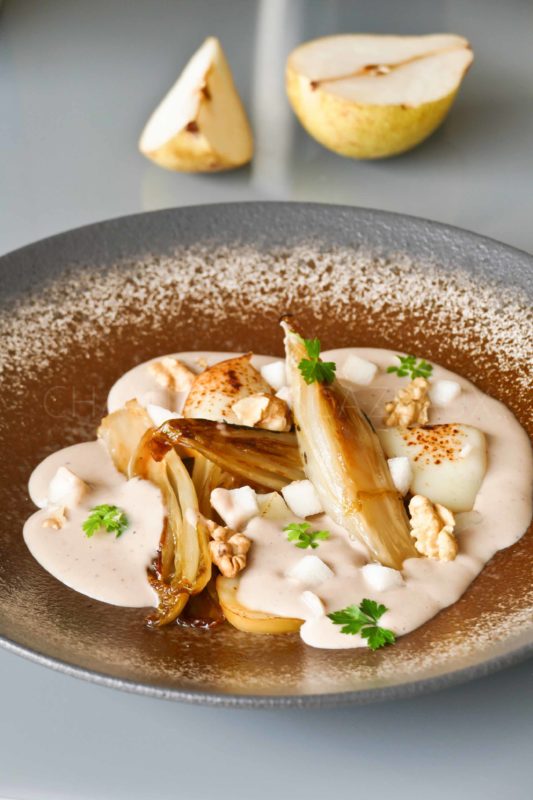 Endives caramélisées, crème de châtaignes, Scamorza, poire 