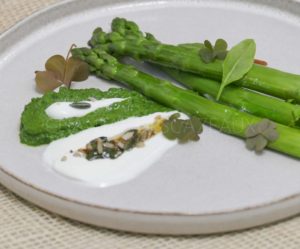 Asperges vertes, yaourt de brebis, oseille - recette d'Olivier Nasti