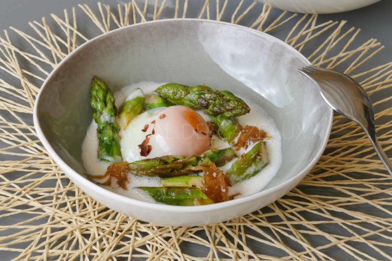 Oeuf poché, oignons caramélisés, émulsion Parmesan sauge